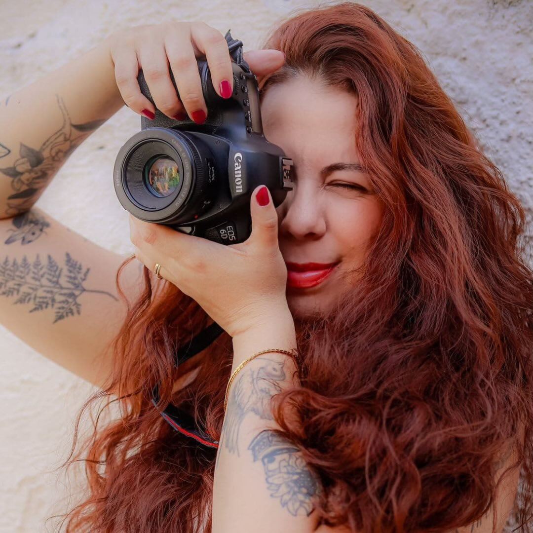 Francielly Fragnan segurando a câmera
